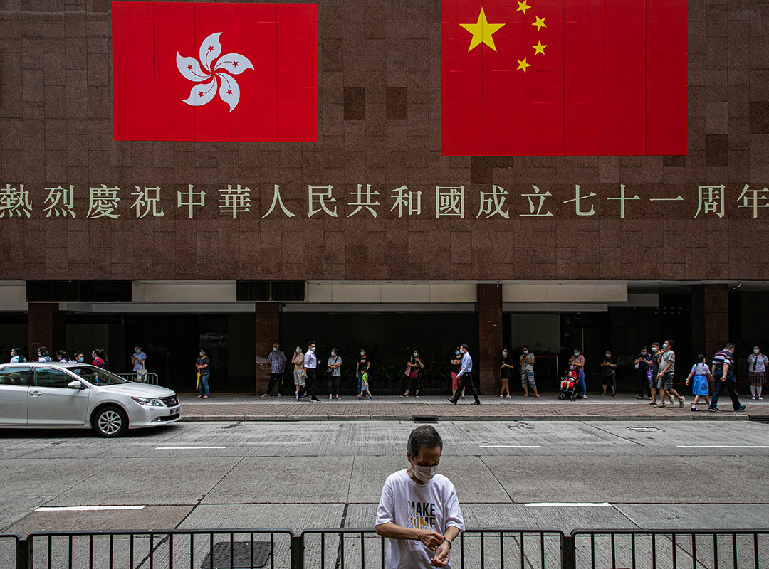 2020年9月30日北角,一所酒店外贴上国旗区旗及庆祝国庆的字样。