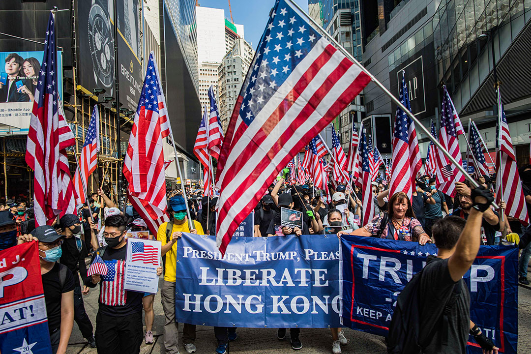 2020年9月15日香港，示威者高举美国国旗游行，并写有“President Trump Please Liberate Hong Kong”。