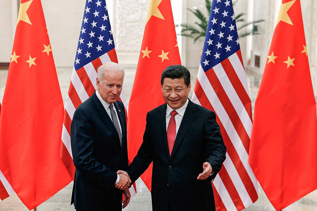 2013年12月4日北京,中国国家主席习近平与美国副总统乔·拜登(左)在人民大会堂内握手。