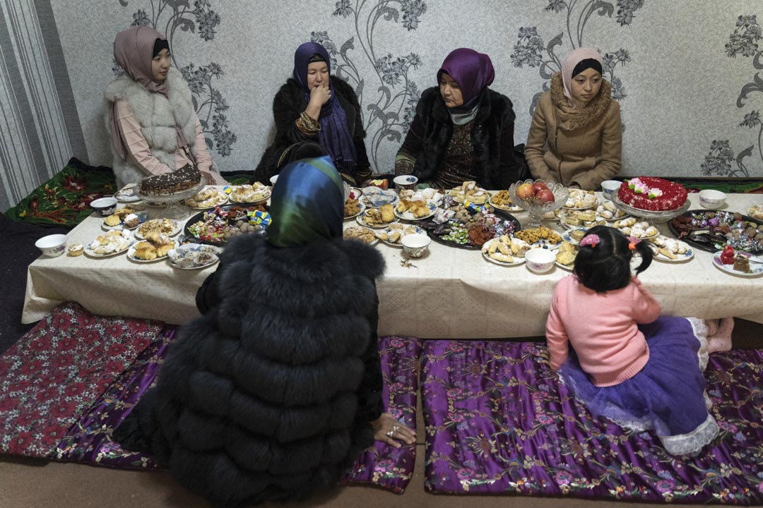 2019年10月27日,吉爾吉斯斯坦,米爾方,東干婦女在婚禮時與男性分開吃飯。
