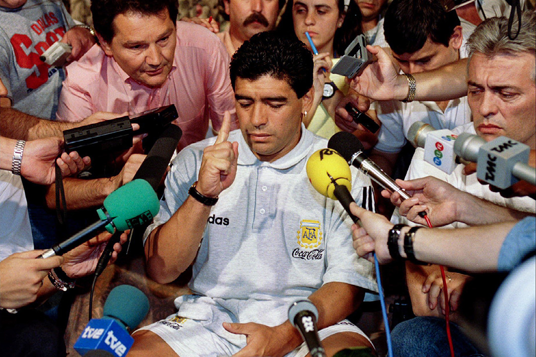1994年6月30日,阿根廷足球隊隊長馬勒當拿(Diego Maradona)因對禁藥的藥物檢測呈陽性反應,在達拉斯的酒店舉行的新聞發布會上向新聞界發表講話。