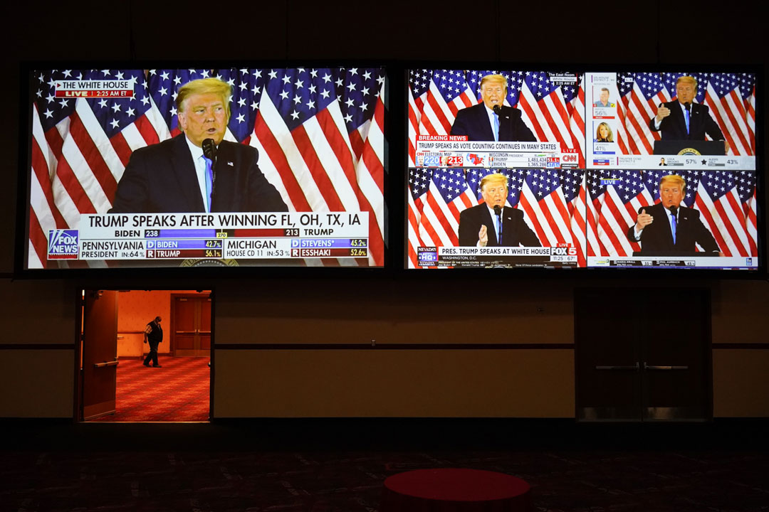 2020年11月3日,拉斯維加斯舉行的選舉之夜晚會上,銀幕上播放了特朗普總統在白宮講話的現場直播。