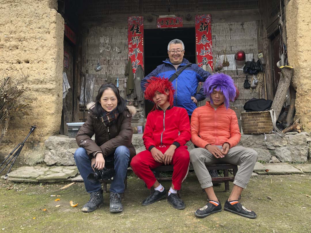 《殺馬特我愛你》導演李一凡、助手烏鴉與殺馬特合照。