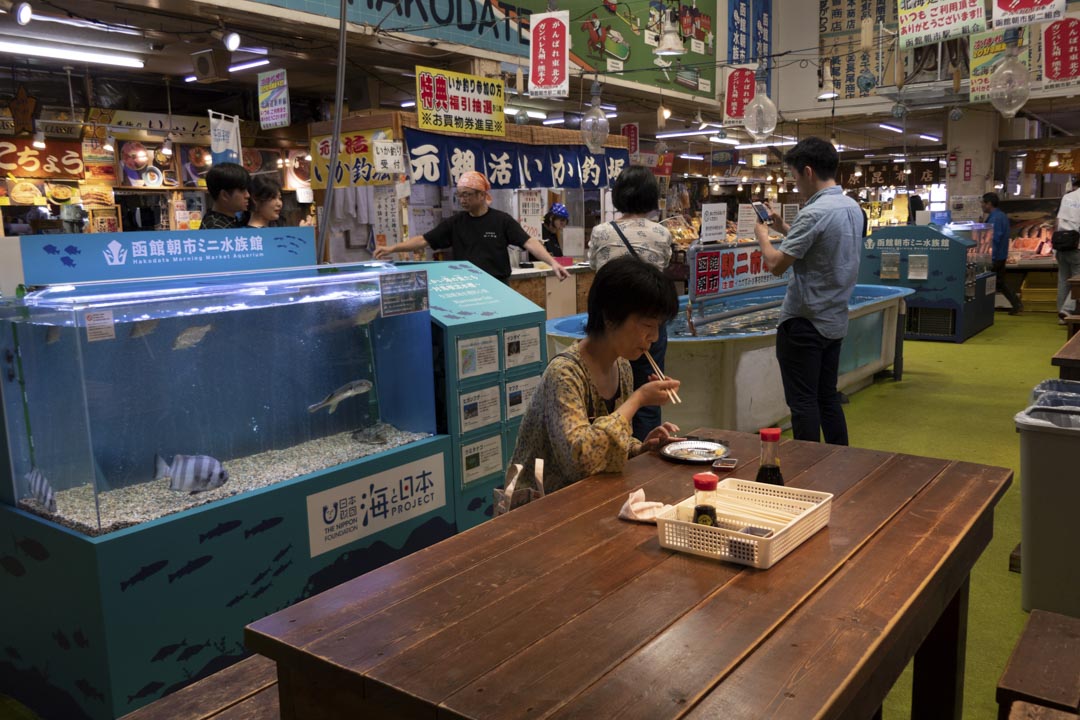 北海道函館,一位女士在餐廳吃海鮮。
