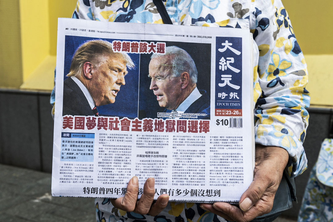 2020年10月23日香港,一名妇女在街头分发《大纪元》,报纸刊登了唐纳德·J·特朗普和乔·拜登之间的美国大选辩论。