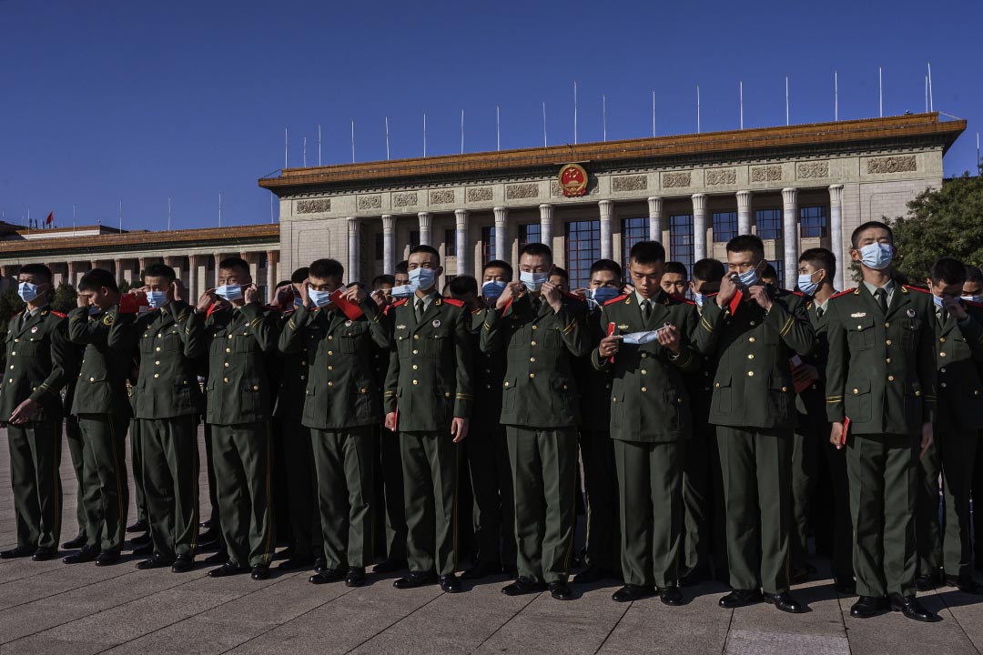 2020年10月23日北京天安门广场,解放军在纪念中国人民志愿军抗美援朝出国作战70周年大会期间戴上防护口罩。