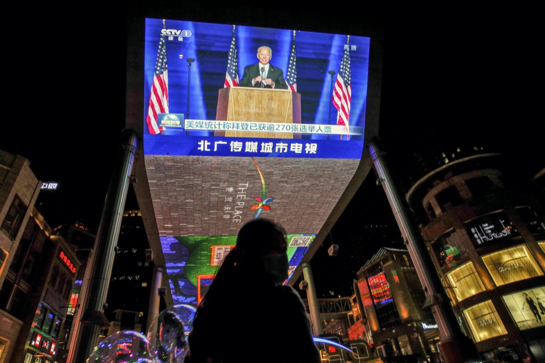 2020年11月8日,北京一個商場的電視上播放著候任美國總統拜登在勝出選舉後發表講話。