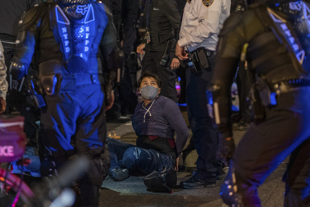 2020年11月4日纽约市,总统选举的结果仍然不确定,抗议者上街时被警方拘捕。