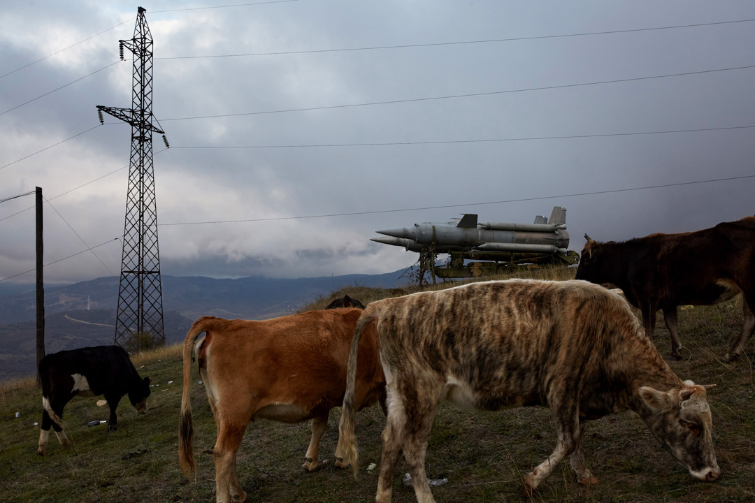 2020年11月13日,兩國簽訂停戰協定後,納戈爾諾-卡拉巴赫(Nagorno-Karabakh)最大城市斯捷潘奈克特(Stepanakert)的一座山邊,仍然擺放著一台導彈發射台。