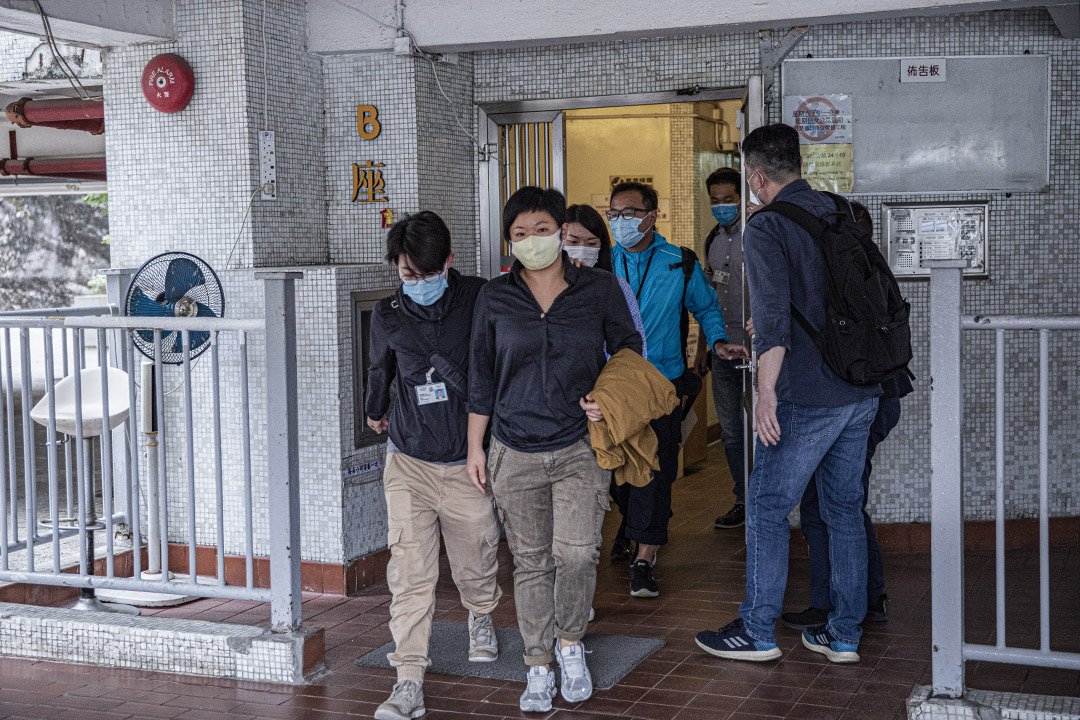 2020年11月3日,警察到《鏗鏘集》編導蔡玉玲位於美孚的住所搜查後,將她押上警方車輛帶走。