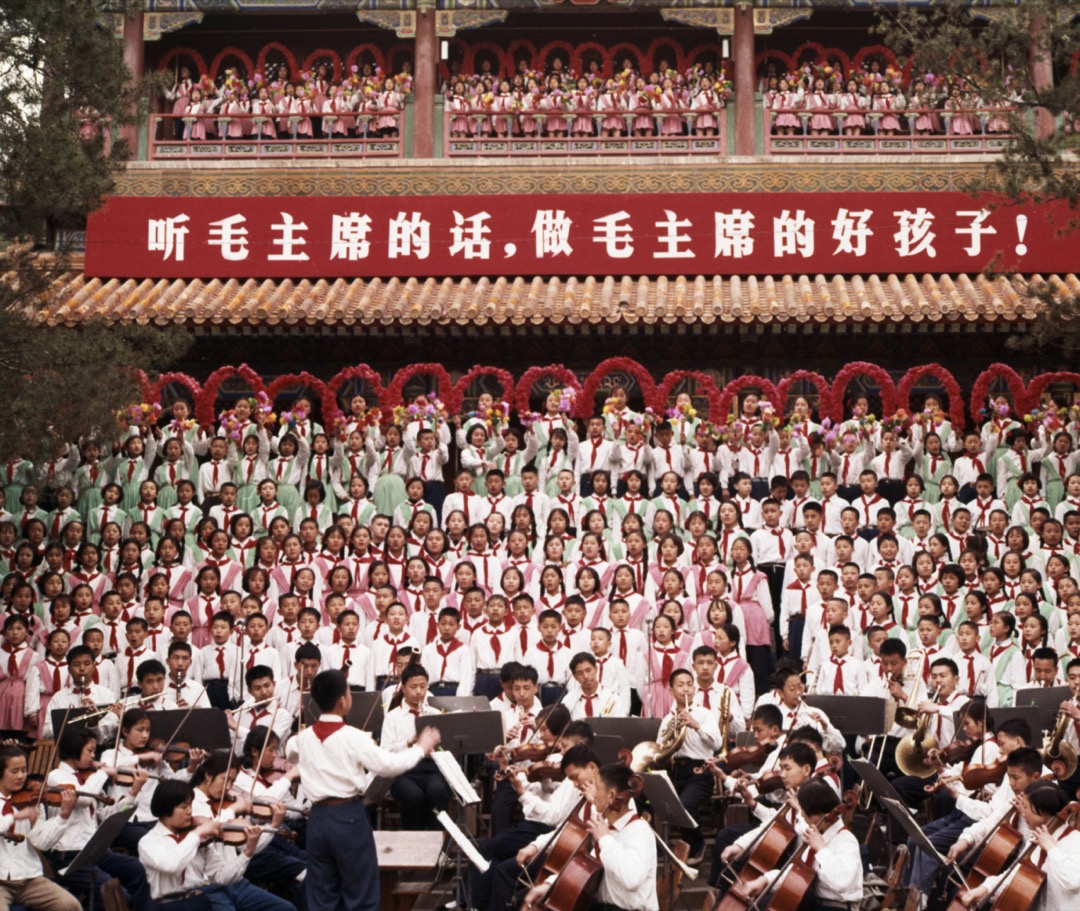 1965年5月1日,中國北京一個兒童合唱團在獻唱革命歌曲。