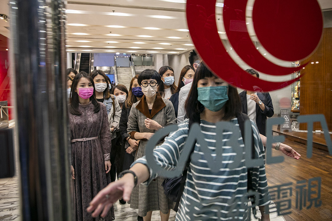 2020年12月1日，有線新聞部突然裁約40人，至傍晚，港聞組全數採訪主任、11 記者集體辭職，其後眾人離開有線電視大樓。