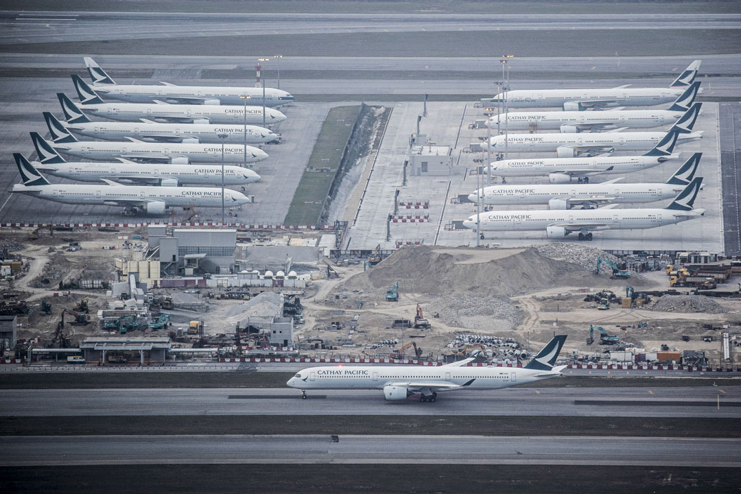 2020年3月15日,新冠疫情下全球航空业受到严重打击,香港国际机场停机坪停泊了大量飞机。