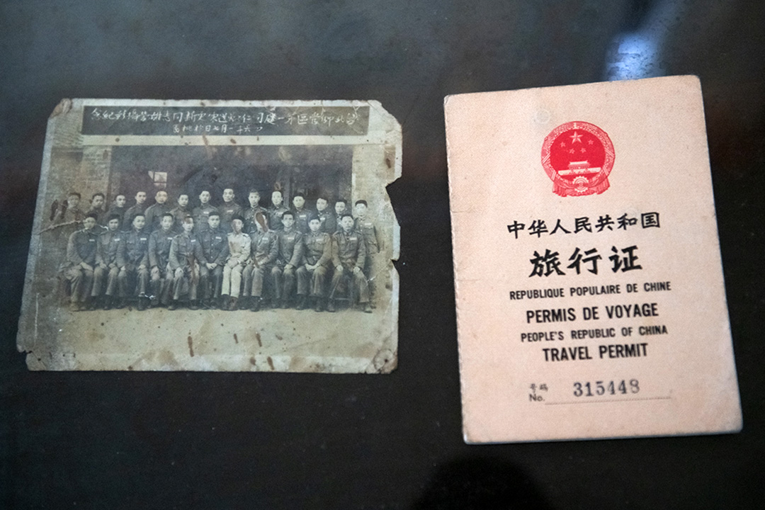 紀敦明先生與部隊的紀念合照(左),1987年紀敦明申請回大陸探親的旅行證明(右)。