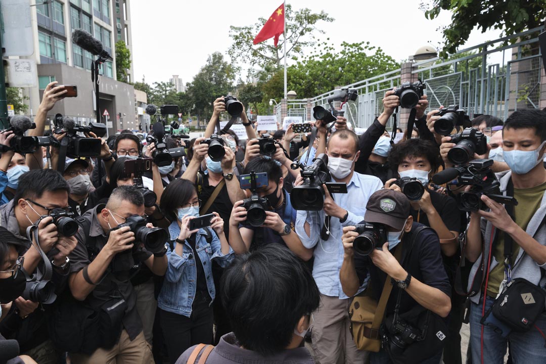 2020年11月10日,《鏗鏘集》編導蔡玉玲到粉嶺裁判法院提堂,記者在現場採訪。