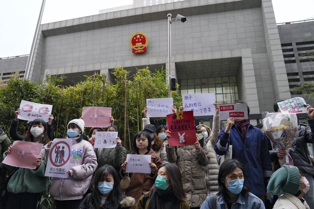 2020年12月2日,朱军被控性骚扰案两年后开庭,大批民众聚集于海淀法院门口声援弦子。