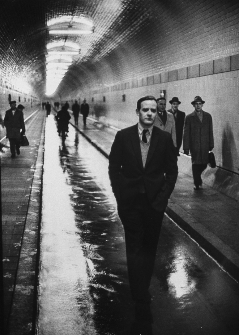 1964年,约翰·勒卡雷(John le Carré)在康沃尔的行人隧道内行走。