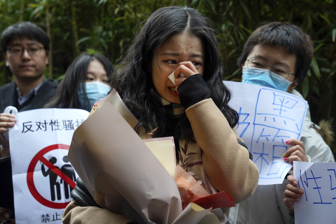 2020年12月2日,弦子在海澱區人民法院外向支持者講話時哭泣。