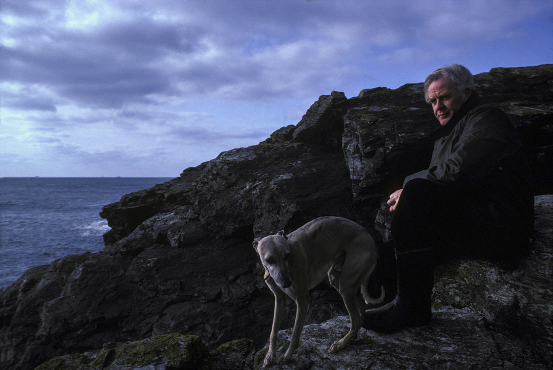 约翰·勒卡雷(John Le Carré)于1983年2月在英国康沃尔。