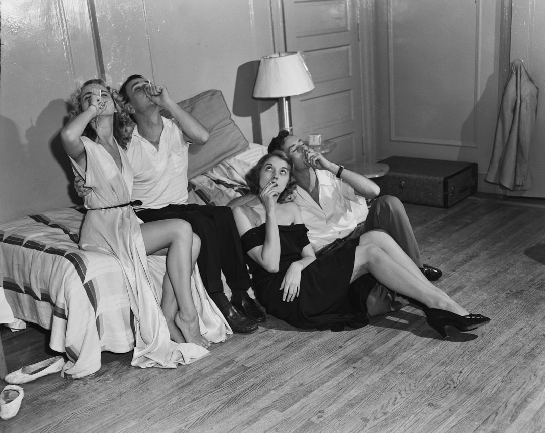 1950年，年輕男女在聚會上抽大麻。