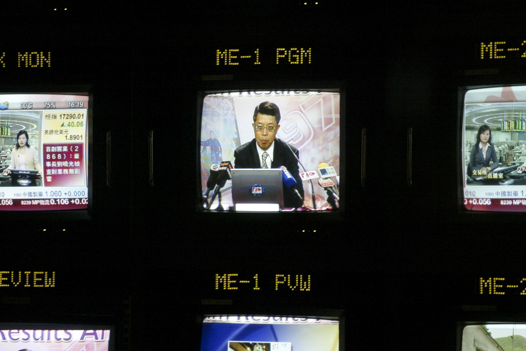 2006年8月14日,有線電視業續記者會﹐主席吳天海i的電視圖像顯示在有線電視新聞中心控制室的監視器中。