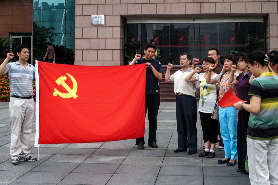 2011年,重慶紅岩革命歷史博物館,前往參觀的黨員在博物館外向共產黨旗致敬及宣讀誓詞。