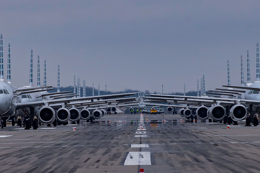 2020年3月27日匹茲堡國際機場,飛機停在跑道上。