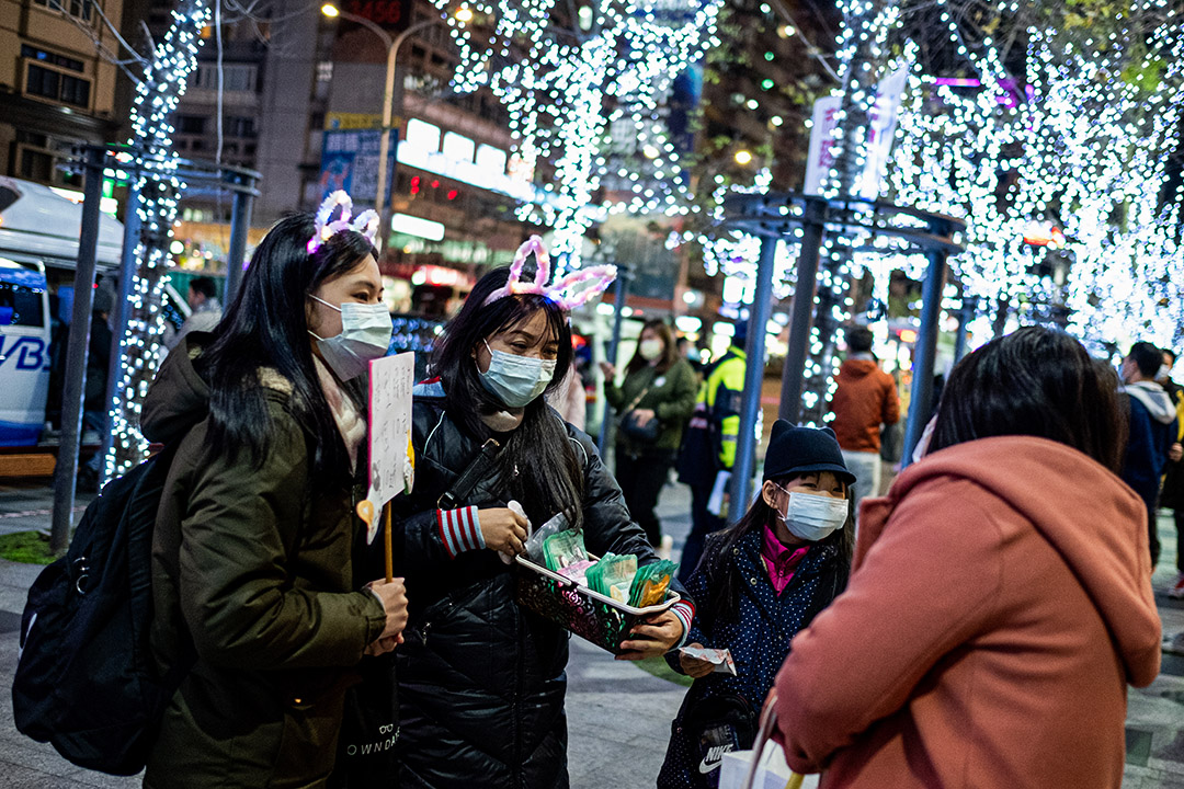 2020年12月31日,台北101大樓跨年煙火,商販在售賣節日裝飾。