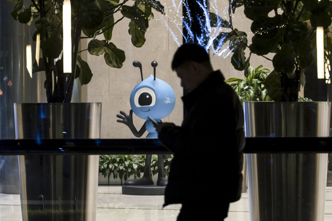 2021年1月20日,一名员工走过蚂蚁集团在杭州的总部。摄:Qilai Shen/Bloomberg via Getty Images