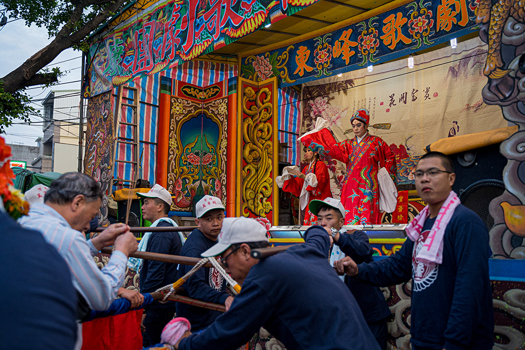 庙前酬神,由高雄当地的东峰歌剧团演出歌仔戏。