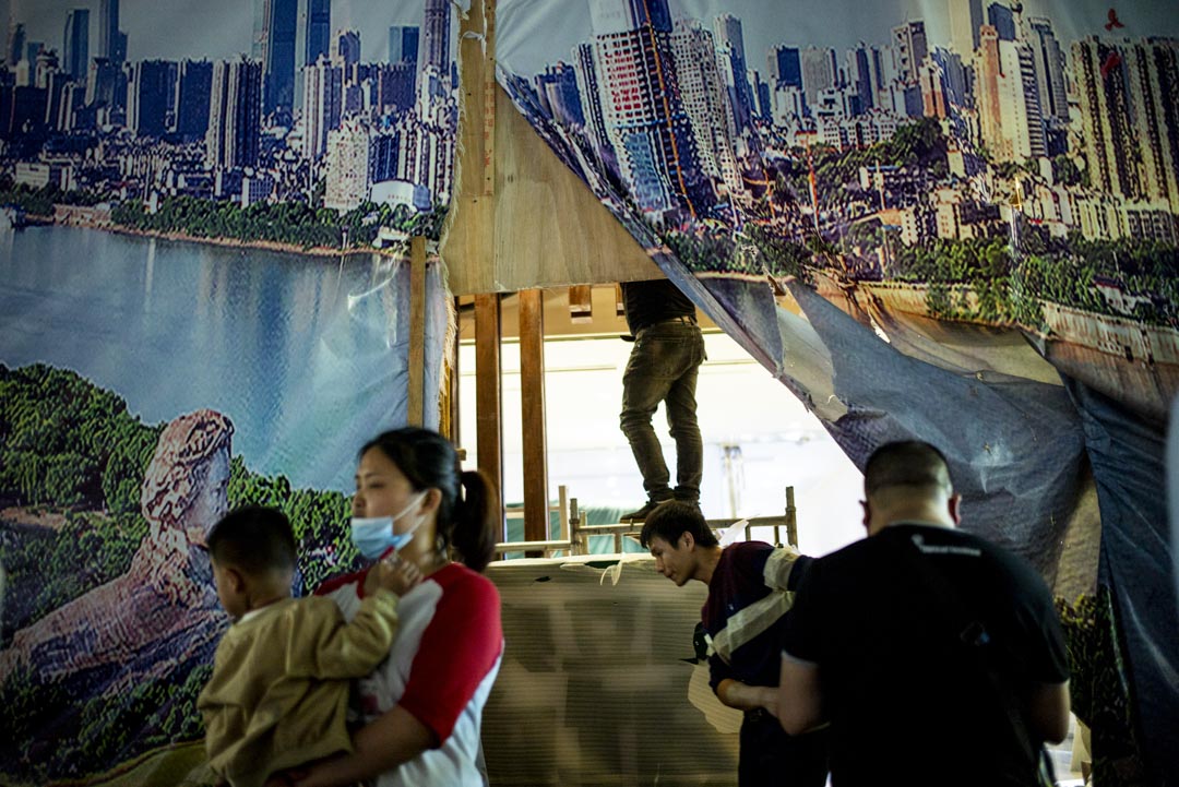2019年4月19日,湖南長沙晚上的一個建築工地上有人工作。