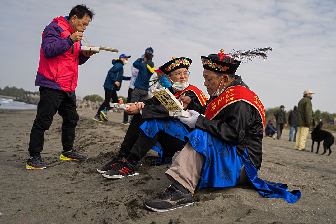 举办王船醮,需地方信仰圈内的人士同心协力。在祭典开始前,万福宫以掷筊方式决定正副主会、主醮、主坛、主普等人选,图中为负责主坛工作的信众。