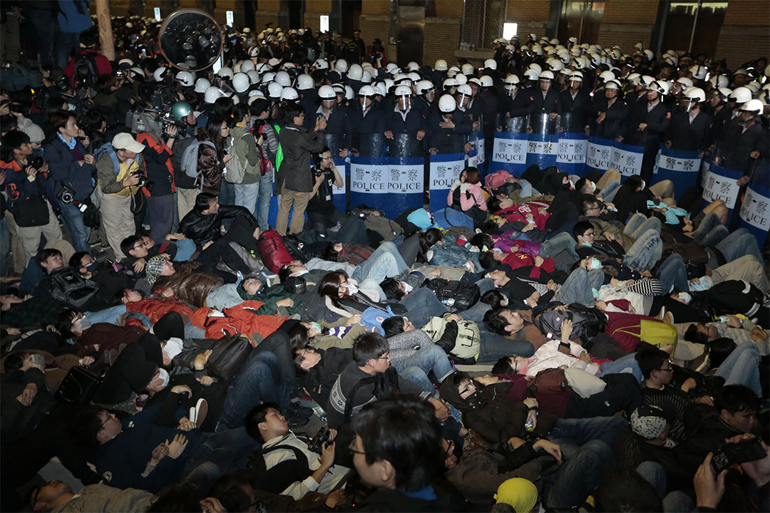 2014年3月24日凌晨,示威者反對《海峽兩岸經濟合作架構協議》(ECFA),警察在行政院外準備清場。攝:Ashley Pon/Getty Images