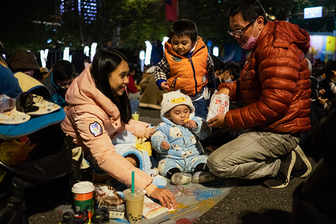 2020年12月31日,台北101大樓跨年煙火,市民等待倒數。