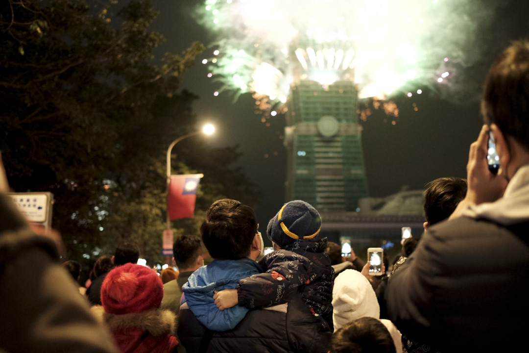 2021年1月1日,台北101大樓施放跨年煙火。