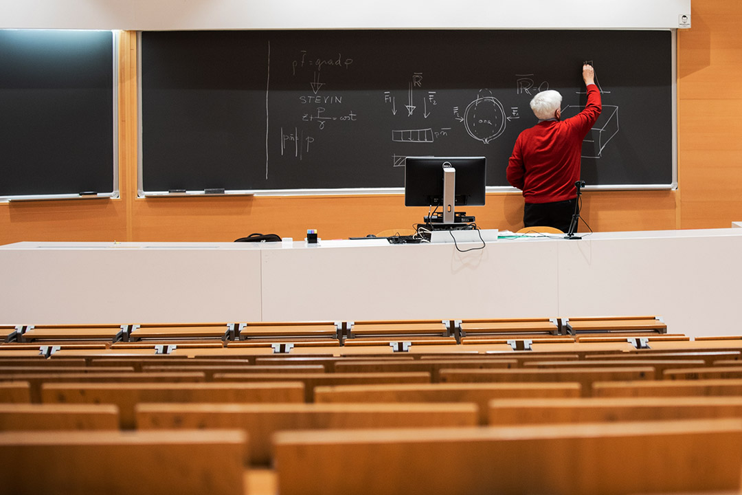 米兰理工大学,工大学土木工程课程的课堂,老师在线上教学。