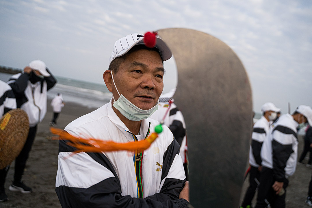 信众来到海边,准备参与“送王”仪式。