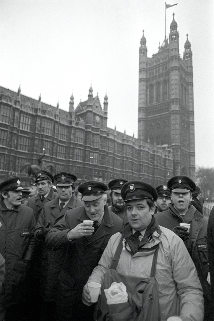 1979年1月22日,英國四大公營機構職工工會在全國主要城市發動全國性罷工,抗議政府為基層職工設加薪幅度上限。圖為一群救護車司機到英國國會大廈外參與罷工。