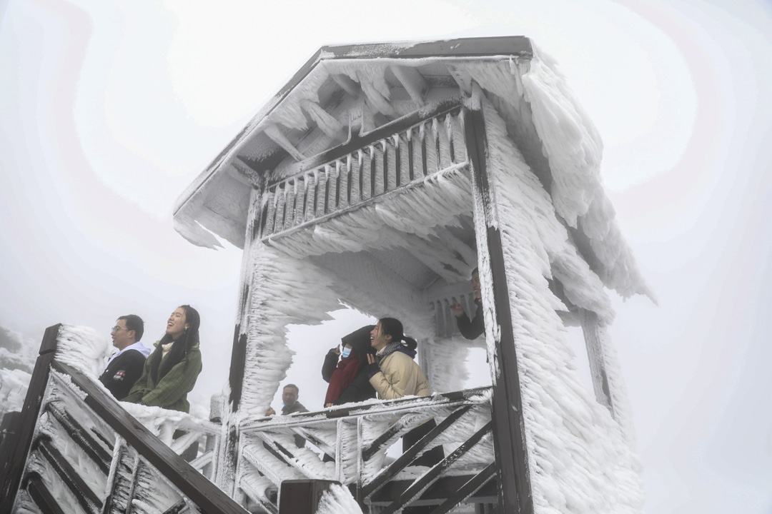 2020年12月5日,湖南永州市的遊客在風雪中遊覽。