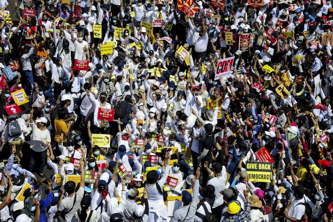 2021年2月17日,缅甸仰光的示威者聚集在Sule塔附近抗议军事政变。