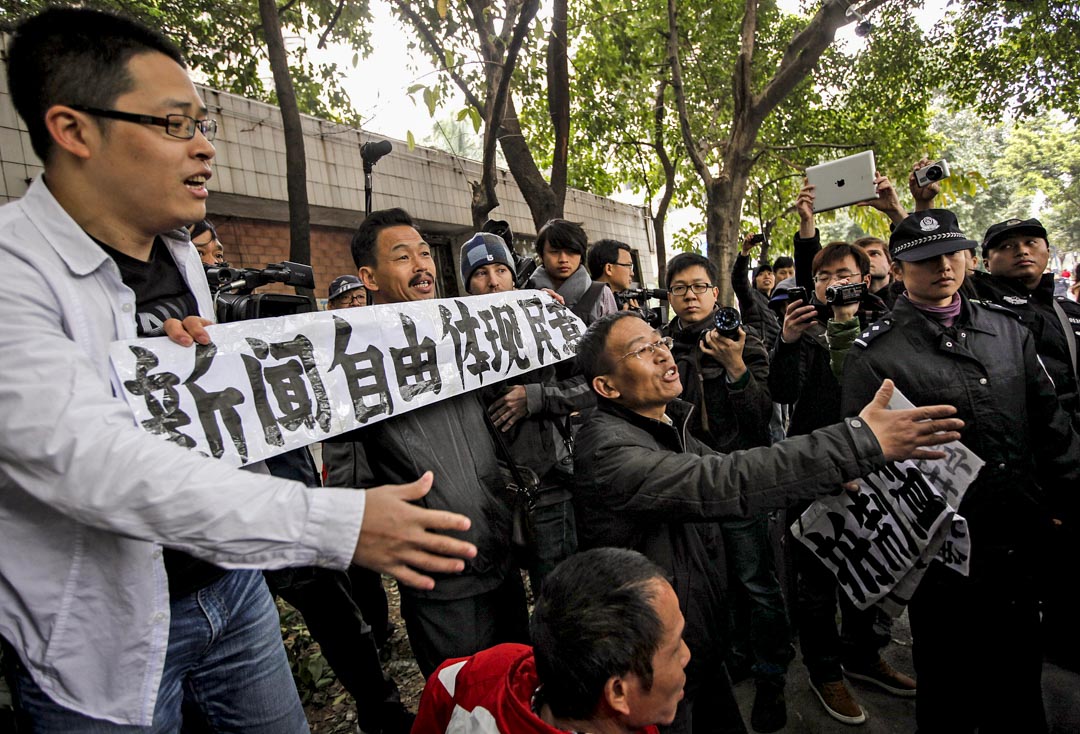 2013年1月9日,《南方周末》的支持者在广州报社总部外的抗议官方打压言论。