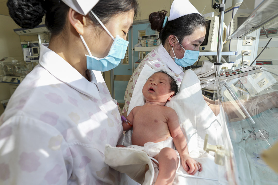 2020年1月1日,江苏连云港市人民医院,两名护士在监护室照顾一名早产婴儿。