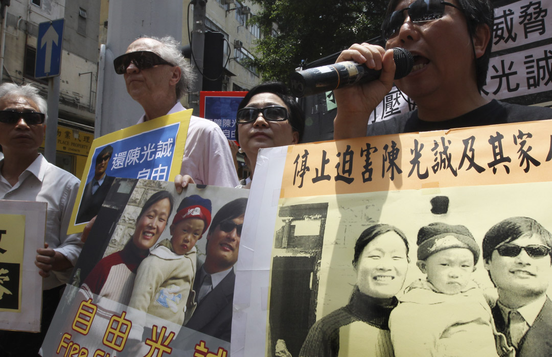 2012年5月4日,关尚义参与在中联办的一个争取释放维权律师的抗议。