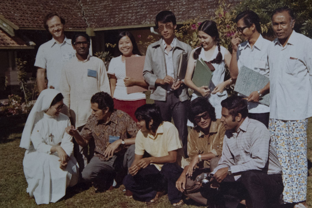 70年代,关尚义在印尼与天主教大专生开会。