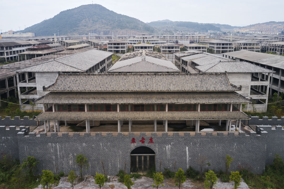 外形怪诞的“盘古庄”前身是麻万镇规划的农产品集散中心,动工后经历了从商贸城到旅游—会展中心的多次功能变更,其实际控制人、湖南商人刘东旺已经在2020年被判刑。