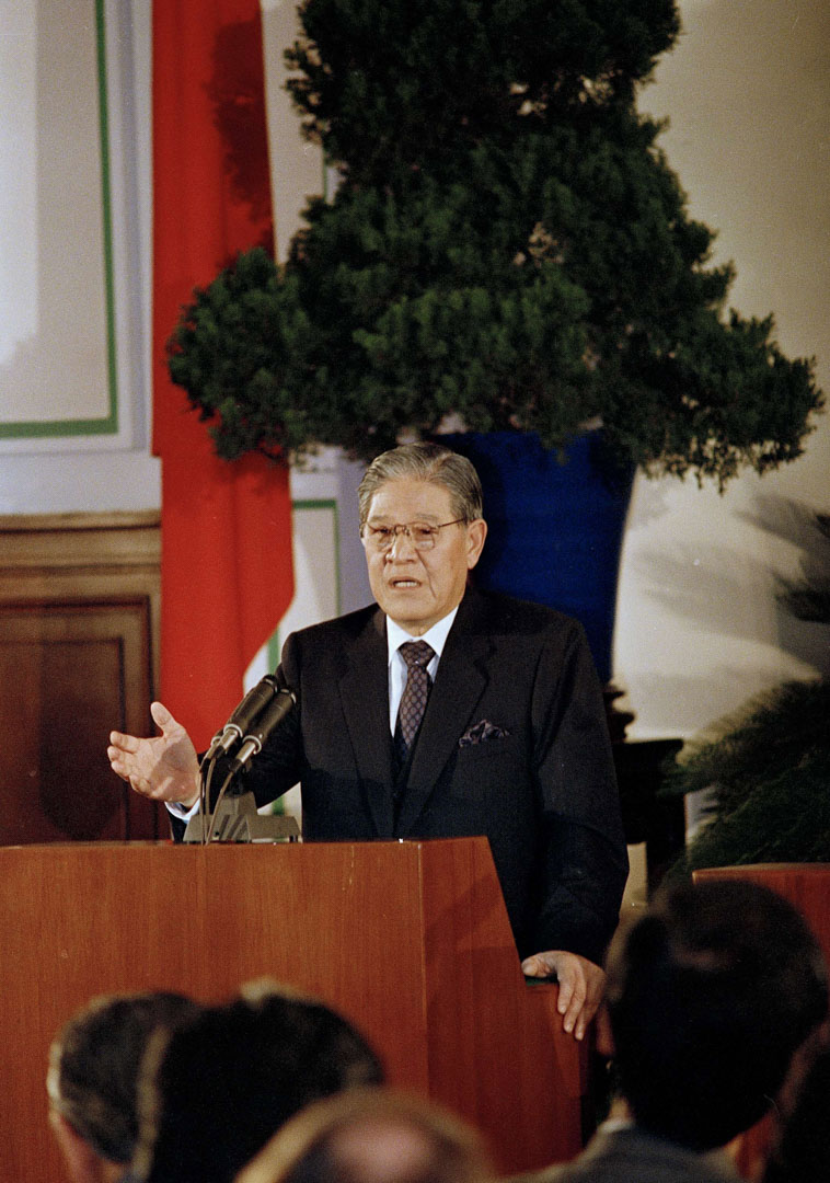 1988年2月22日,蔣經國逝世後,國民黨主席李登輝在他的第一次新聞發布會上回答問題。