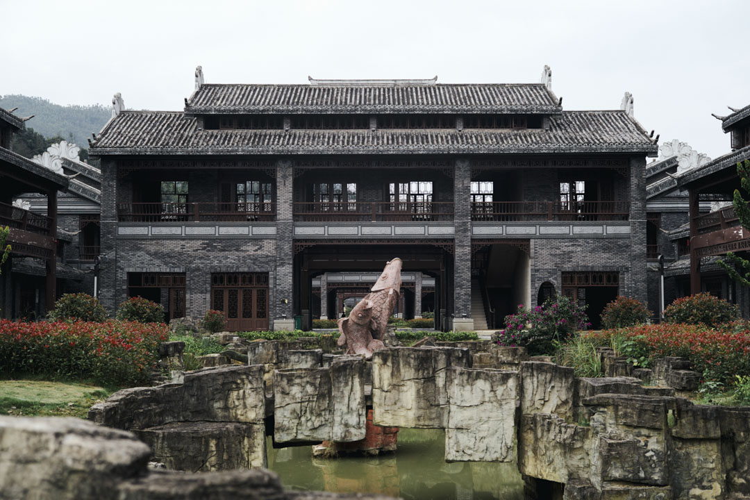 曾在独山与潘志立“搭班子”的贵州本地干部梁嘉庚在2015年升任与独山毗邻的三都县县委书记后,将举债打造大型旅游景区的做法也移植到了三都。这处仿古园林建筑便是梁嘉庚主政三都时期的遗产。
