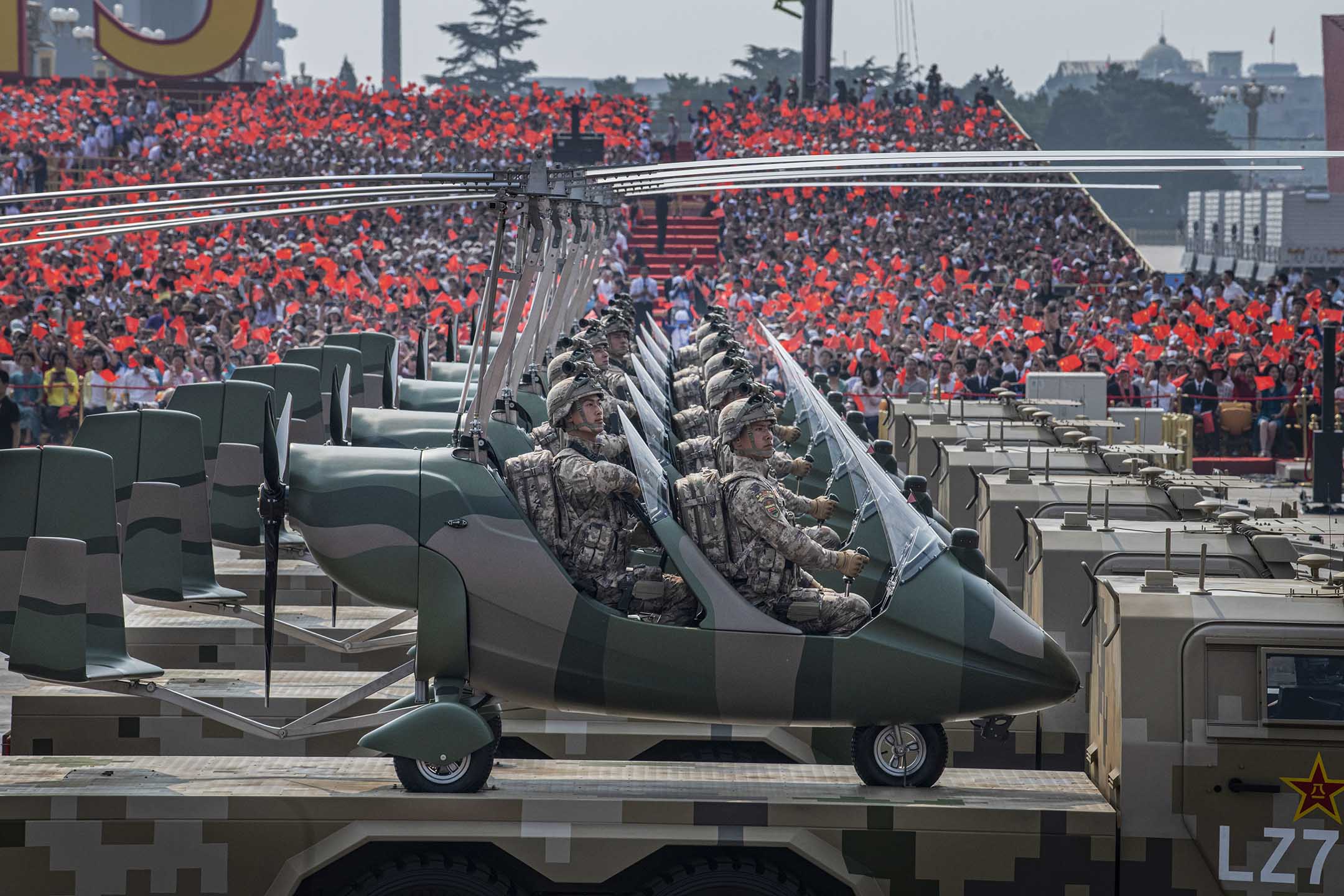 2019年10月1日北京天安門廣場 ,中國士兵坐在直升機上,慶祝中華人民共和國成立70週年。