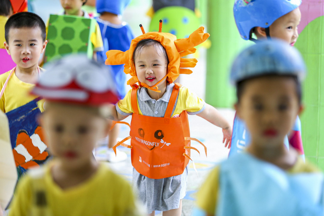 2020年6月8日,海南省海口市的幼儿园,身穿海洋动物造型服装的孩子参加举行时装秀。