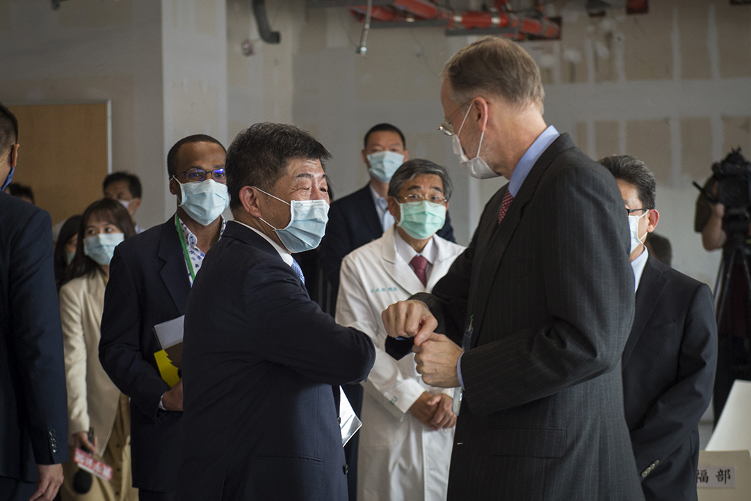 2020年5月15日台灣新北市,衛生福利部部長陳時中與美國在台協會(AIT)處長酈英傑會面。